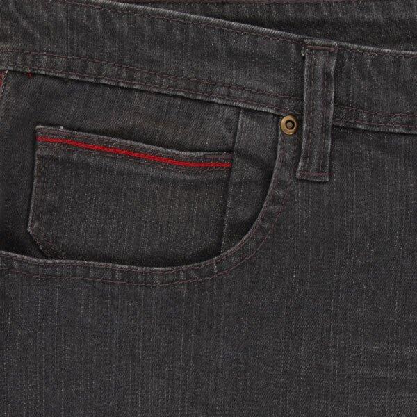 Rød kontrastsøm i lomme