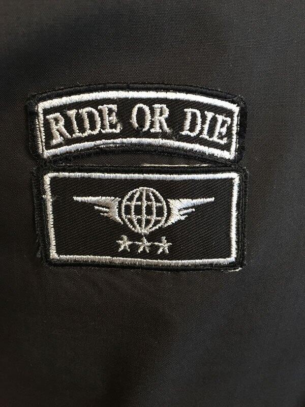 Badge på høyre bryst